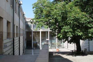 Vue de l'entrée du bâtiment FEG sur le site Jules Ferry à Aix-en-Provence